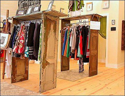 Rustic Boutique Display Ideas, Boho Retail Space, Clothing Booth Display Ideas, Clothing Booth Display, Furniture Store Display, Store Display Design, Ikea Regal, Clothing Racks, Diy Clothes Rack