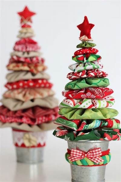 Yo-yo Christmas Trees are Easy Christmas Fabric Crafts, Wooden Christmas Tree Decorations, Fabric Christmas Trees, Christmas Tree Decorations Diy, Christmas Tree Painting, Christmas Tree Crafts, Christmas Ornament Pattern, Fabric Christmas Ornaments, Wooden Christmas Trees