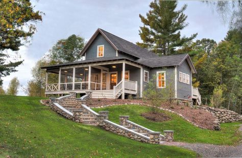 Rustic Farmhouse Exterior, Rustic Cabin Design, House With Land, Farm Style House, Mountain Modern Home, Hillside House, Charming Farmhouse, Haus Am See, Mountain Modern