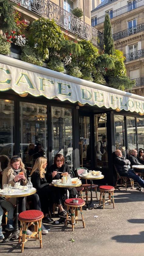 Paris Cafe Aesthetic, Paris Coffee Shop, Parisian Style Decor, French Coffee Shop, Korean Vibe, France Cafe, Paris Bakery, Coffee In Paris, Aesthetic Cafe