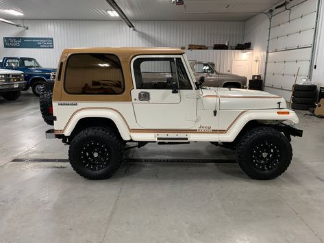 80s Jeep Wrangler, Classic Jeep Wrangler, Jeep Cars Vehicles, Retro Jeep Wrangler, 90s Jeep Wrangler, Jeep Wrangler Color Ideas, Jeep Wrangler Interior Ideas, Keep Wrangler, Tan Jeep Wrangler