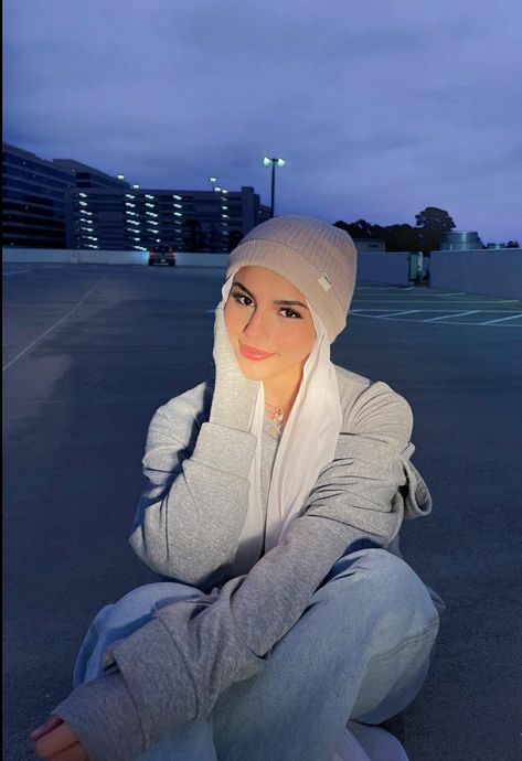 Hijab Muslims Streetwear Outfit Hijab Spiderman, Hijab With Hat, Hijab Style Outfits, Muslim Streetwear, Hijabi Pics, Hijabi Woman, Pretty Couple, Woman Hijab, Girl Muslim