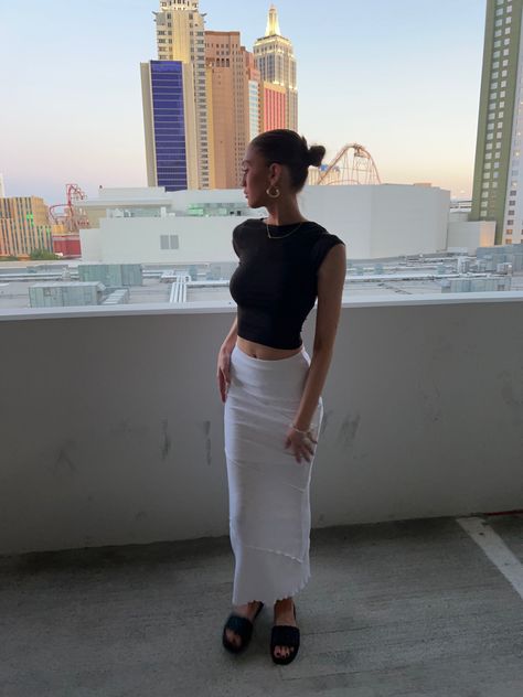 Princess polly outfit Night Out San Diego Outfit, Princess Polly Summer Outfits, Sleek Clothing Style, Market Shopping Outfit, Night Time Beach Outfit, Summer Outfit Modest Aesthetic, Day Time Summer Outfits, Casual White Skirt Outfit, Easy Cute Outfits Summer