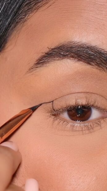 Wing Eyeliner Makeup Look, Wing Eyeliner With Eyeshadow, Wing Eyeliner For Round Eyes, Eyeliner Wings Types, How To Draw A Perfect Eyeliner, Winged Eyeliner Almond Eyes, Winged Eyeliner Over 40, Half Winged Eyeliner, Batwing Eyeliner Tutorial