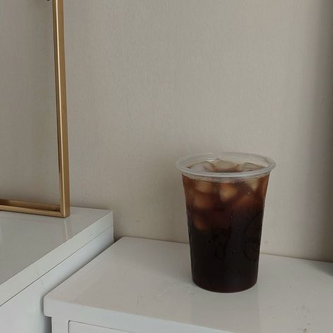 Coffee Aesthetic Americano, Iced Tea Aesthetic Korean, Essen, Americano Iced Coffee, American Coffee Aesthetic, Black Iced Coffee Aesthetic, Ice Americano Aesthetic, Iced Black Coffee Aesthetic, Aesthetic Cup Of Coffee