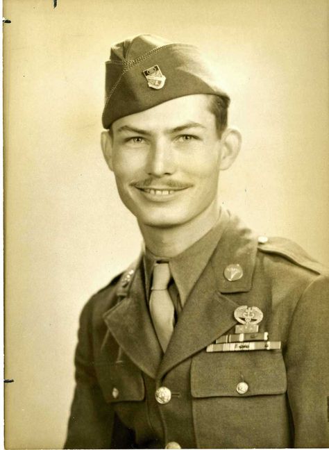 Desmond Doss !!!  OF HACKSAW RIDGE FAME !!! First contentious objector to win the MEDAL OF HONOR !!! Desmond Doss, Field Medic, Hacksaw Ridge, Luke Bracey, Medal Of Honor Recipients, Hugo Weaving, Vince Vaughn, Combat Medic, Mel Gibson