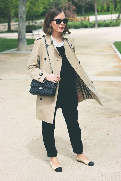 2017 Outfit, Iconic Shoes, Chanel Flats, Chanel Classic Flap Bag, Trench Coat Outfit, Mode Chanel, Flats Outfit, Burberry Trench, Trench Coat Style