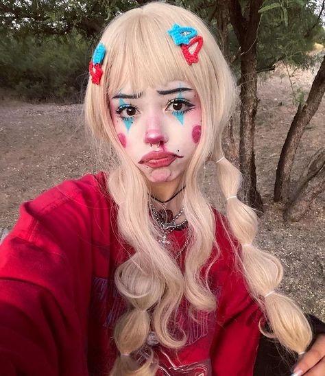 Cute Clown Makeup, Clown Hair, Circus Makeup, Funky Makeup, Looks Halloween, Graphic Makeup, Face Paint Makeup, Cute Clown, Swag Makeup