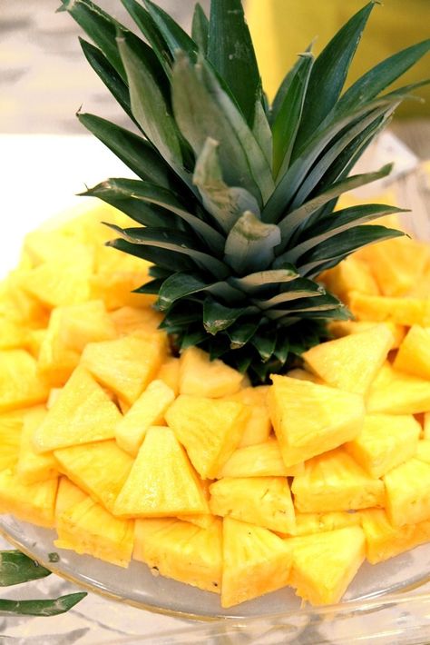 Beautiful Pineapple and other fruit and veggie displays Summer Diy Party Decorations, Pool Club Party, Fruit Centerpiece Ideas Diy, Summer Theme Pool Party, Tropical Fruit Table, Summer Birthday Party Desserts, Pool Party Theme Decorations, Outdoor Fingerfood Party Appetizers, Fruit Tray Ideas For Bridal Shower Brides