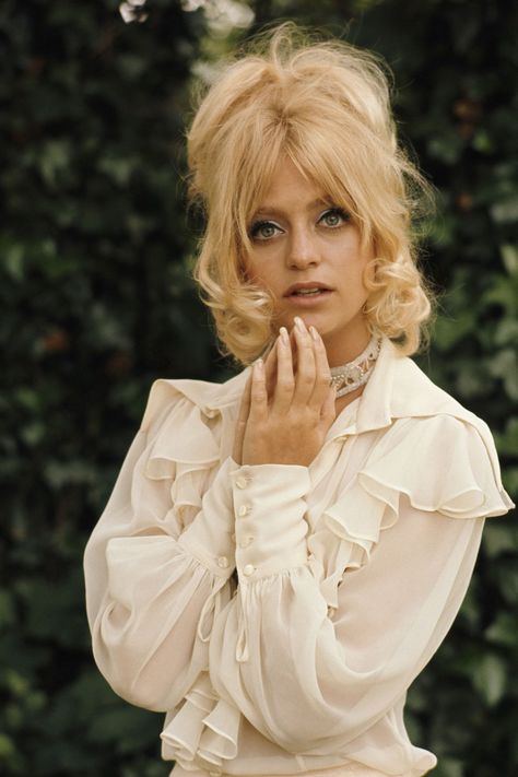 Hollywood Legend Goldie Hawn’s Fashion Influence on Her 71st Birthday | Vogue Hippies, Retro Hairstyles, Kate Hudson, Goldie Hawn Kurt Russell, Famous Blondes, Patti Hansen, Lauren Hutton, Goldie Hawn, Actrices Hollywood