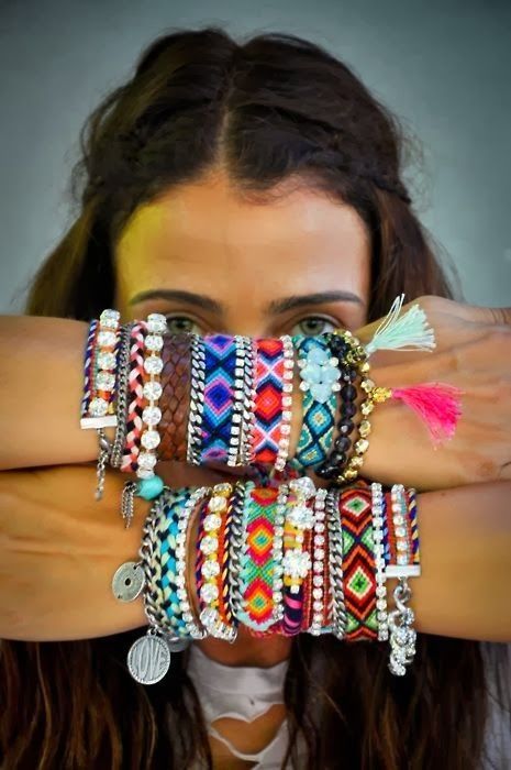 We love friendship bracelets!  Clipboards are a great way to hold the string and this link will show you some fun and simple patterns! Bohol, Hippie Elegante, Diy Crafts To Do At Home, Diy Armband, Boho Styl, Camp Style, Estilo Hippie, Hippy Chic, Armband Diy