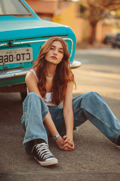 #instagram #roadtrip #vintage #photoshoot #model #allstar #90s #retro #photoshootideas #vintagecar #alternative #indie Pose Mode, Retro Photoshoot, Senior Photoshoot Poses, Fotografi Urban, Foto Portrait, Pose Fotografi, Vintage Photoshoot, Model Pose, Photographie Inspo