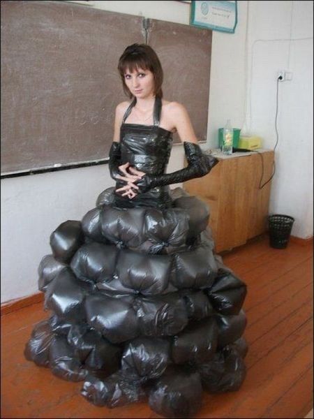 Deze jurk vond ik heel apart omdat hij van vuilniszakken is gemaakt Garbage Bag Dress, Ugly Prom Dress, Recycled Fashion Diy, Worst Prom Dresses, Recycled Costumes, Trash Fashion, Newspaper Dress, Ugly Dresses, Recycled Outfits