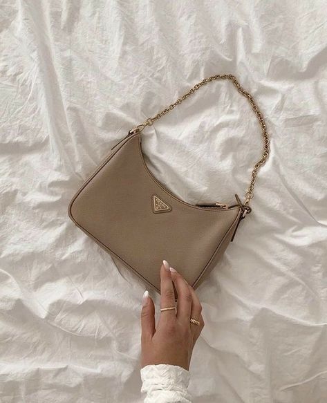 accessories travel cute outfits fits ideas inspo instagram insta feed beige white cream minimal minimalist minimalistic food bags earrings nails room Neutral Designer Bag, Designer Shoulder Bags For Women, Cute Designer Bags, Shoulder Bags Aesthetic, Stile Blair Waldorf, Stile Kendall Jenner, Aesthetic Bags, Cream Aesthetic, Fancy Bags