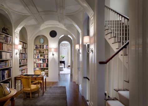 Office and Study in New York, NY by Peter Pennoyer Architects Luxurious Hallway, Elegant Library, Manhattan Townhouse, Brownstone Interiors, Nyc Brownstone, Brownstone Homes, New York Brownstone, Nyc Townhouse, New York Townhouse