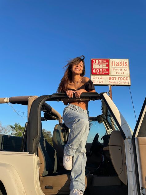 Jeep Top Down Aesthetic, Photoshoot With Jeep Wrangler, Jeep Wrangler Poses, Jeep Wrangler Pictures Ideas, Cute Jeep Pictures, Jeep Picture Ideas Instagram, Jeep Beach Pictures, Jeep Wrangler Top Off, Senior Picture Ideas Car