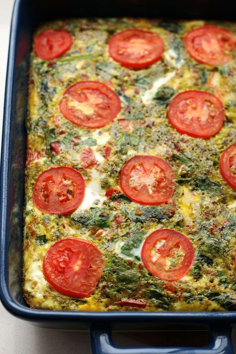 Rainbow Casserole--a colorful and healthy breakfast casserole with veggies and protein in each slice. If you have leftovers it makes a fast and easy breakfast that's easy to reheat. Breakfast Ideas Casserole, Breakfast Casserole With Veggies, Egg And Tomato, Healthy Breakfast Casserole, Spinach Tomato, Friends Recipes, Cubed Sweet Potatoes, Sweet Potato Spinach, Hot Dish