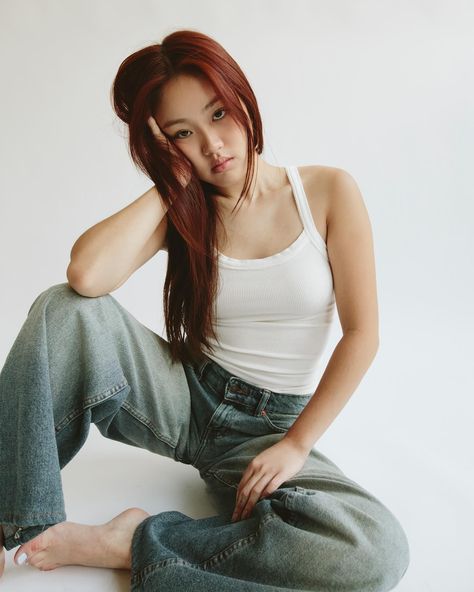 🖤 @kanopy.nyc Jeans Simple Outfit, Clean Photoshoot, Photoshoot Simple, Jeans Photoshoot, Lexie Liu, Clean Girl Look, Clean Outfit, White Top Jeans, Poses Model