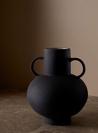 La Maison Simons Black Vases Wedding, Vase Noir, Grand Vase, Pottery Pot, Bedroom Decor Inspiration, Black Vase, Wedding Vases, Jar Vase, Black Clay