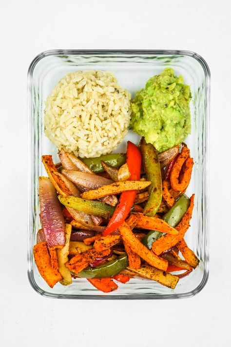 This sweet potato fajitas meal prep recipe couldn't be easier! Cook the seasoned veggies on a sheet pan and serve with rice and guacamole for a balanced, filling meal. Do you see what's going on here? Sweet potato fajitas. We're talking bell peppers and onions AND sweet potato all seasoned up fajita-style for some seriously...Read More Fajitas Meal Prep, Meal Prep Sweet Potatoes, Seasoned Veggies, Pasti Sani, Idee Pasto, Healthier Choices, Makanan Diet, God Mat, Vegan Meal Prep