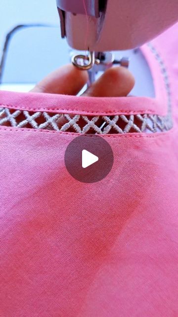 Couture, Molde, Sleeve Lace Design, Neck Design Tutorial, Boat Neck Designs, Lace Neck Design, Neck Tutorial, Sewing Tips And Tricks, Sewing Collars