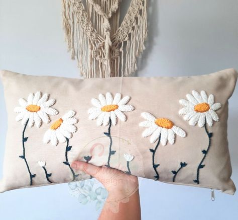 Punch Needle Flowers, Tufting Flower, Punch Needle Flower, Flower Punch Needle, Pillow Case Embroidery, Tufted Pillow, Hostess Gift Ideas, Daisy Pillows, Needle Cushion