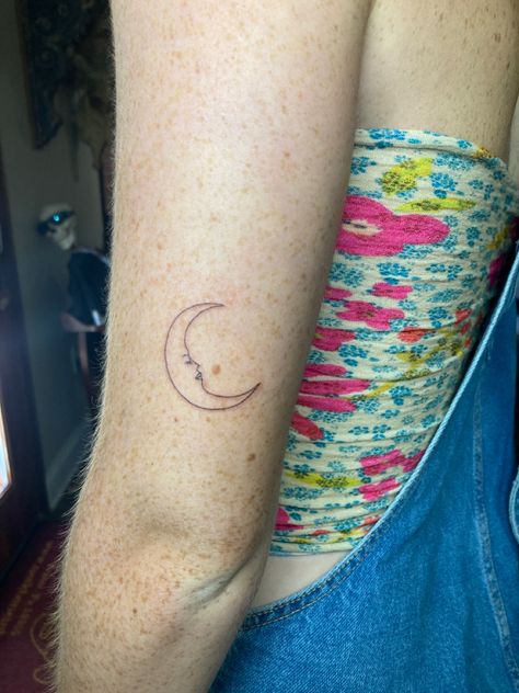 Small line work moon tattoo with feminine face #tattooideas #moontattoo #lineworktattoo #finelinetattoo Line Work Moon Tattoo, Female Moon Tattoo, Abstract Moon Tattoo, Fine Line Moon Tattoo, Moon Face Tattoo, Small Moon Tattoo, Feminine Moon Tattoo, Tattoos 2023, Small Moon Tattoos