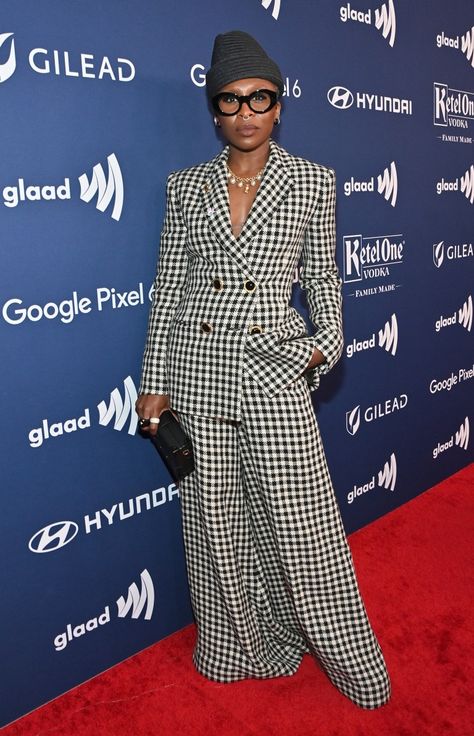 Celebrities In Suits, Lesbians In Suits, Queer Fashion Women, Womens Power Suit, Power Suits For Women, Queer Women, Lesbian Suit, Nonbinary People, Chic Work Outfits