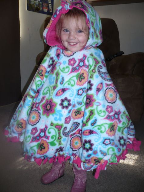 Couture, Ponchos, Fleece Poncho Pattern Kids, Carseat Poncho Pattern, Fleece Poncho Pattern, Fleece Car Seat Poncho, Diy Gifts For Girls, Poncho Diy, Poncho Pattern Sewing