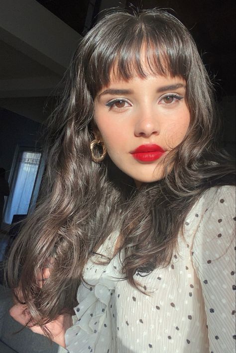 #parisian #parisienne #parisianstyle #frenchstyle #instagram #makeup #makeupoftheday #makeupideas #hair #selfietime #selfie #parisianamour Paris Makeup French Beauty, French Makeup Aesthetic, French Makeup Look Natural, Parisienne Makeup, Parisienne Hairstyle, French Red Lip, Hair 2023 Trends Women, Parisian Nails, French Girl Bangs