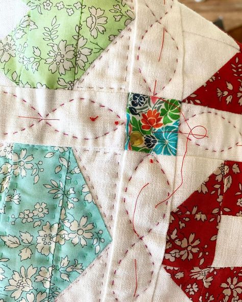 Big Stitch Hand Quilting with Sarah Fielke – auribuzz Patchwork, Hand Embroidery On Quilts, Big Stitch Hand Quilting Ideas, Big Stitch Quilting Tutorial, Large Stitch Hand Quilting, Easy Hand Quilting Patterns, Hand Quilting Basics, Big Stitch Quilting Designs, Big Stitch Hand Quilting Patterns