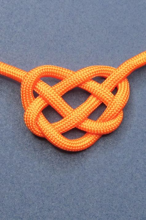 Celtic Knots Diy, Knot Tying Tutorial, Macrame Tutorial Beginner, Celtic Knot Tutorial, Knot Bracelet Diy, Friendship Bracelet Knots, Knots Jewelry, Friendship Knot, Celtic Heart Knot