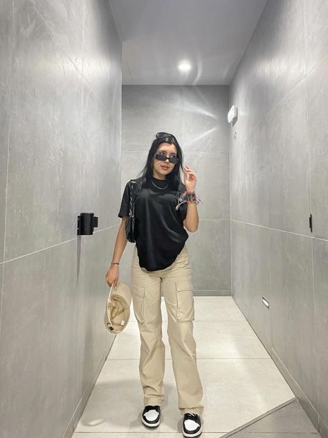 Being Cargo Pants Outfit, Fashion Cargo Pants For Women, Black And Beige Outfit Aesthetic, Fits With Khaki Cargo Pants, Cargo Pants Woman Outfit, Oversized Tee With Cargo Pants, Cargo With Tshirt, Cargos And Tshirt, Outfit Idea Cargo Pants