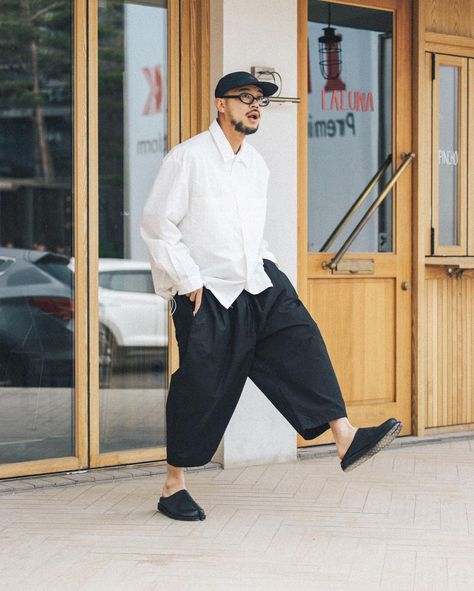 Cropped Cargo Pants Men, Loose Fit Men Outfit, Japanese Men Street Style, Baloon Pant Outfits Men, Japan Mens Street Style, Oversized Mens Outfit, Japan Man Fashion, Asian Men Style Outfits, Mens Cropped Pants Outfit