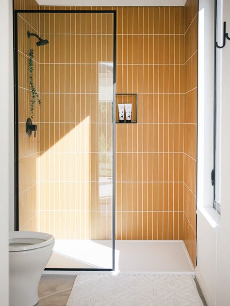 Orange Shower Tile, Nice Bathrooms, Ideas Baño, Glass Tile Bathroom, Green Subway Tile, All White Room, Decor Pad, Yellow Tile, Zen Room