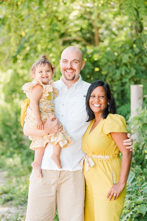 Family Photos Yellow Outfits, Family Photo Outfits Yellow, Lemon Photoshoot, Family Photos On The Beach, Forest Outfit, Summer Family Portraits, Fam Photos, Summer Family Pictures, Family Photo Outfit