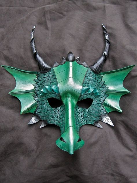 Hand-tooled leather dragon mask Balzam Na Pery, Dragon Mask, Dragon Costume, Dragon Crafts, Idee Cosplay, Leather Mask, Gold Dragon, Cool Masks, Dragon Wings