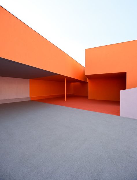 ©Guillaume Wittmann Luis Barragan, School In Paris, Fasad Design, Simone Veil, Colour Architecture, Modern Architecture Design, Minimal Architecture, Minimal Photography, Minimalist Architecture