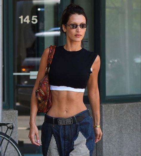 Hard Outfits, Woodstock Outfit, Bella Hadid Street Style, Abs Women, Bella Hadid Outfits, Bella Hadid Style, Hadid Style, Model Aesthetic, Vintage Fits