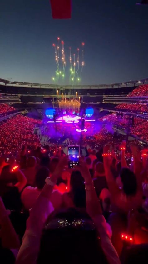 @coldplaybrasil shared a video on Instagram: “A abertura dos shows do Coldplay são assim: mágica 🪄 Marca quem vai viver esse sonho com você aqui! #ColdplayNJ #ColdplayLive…” • Jun 5, 2022 at 2:03pm UTC Coldplay, Percy Jackson, Show Do Coldplay, Coldplay Concert, Percy Jackson Cast, Rock In Rio, A Video, Party Time, Instagram A