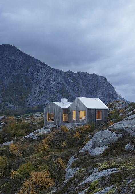 Modern Scandinavian House, Design Casa Piccola, Scandinavian House Design, Rural Houses, Norwegian House, Wooden Cottage, Tainan, Modern Tiny House, Hus Inspiration