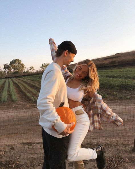 I choose this pumpkin 🖤☺ #pumpkinpatch #couplegoals #fallweather Pumpkin Patch Photoshoot, Pumpkin Patch Pictures, Pumpkin Patch Outfit, Couple Outfit, Couples Vibe, Fun Activities To Do, Pic Pose, Fall Photoshoot, Fall Fits