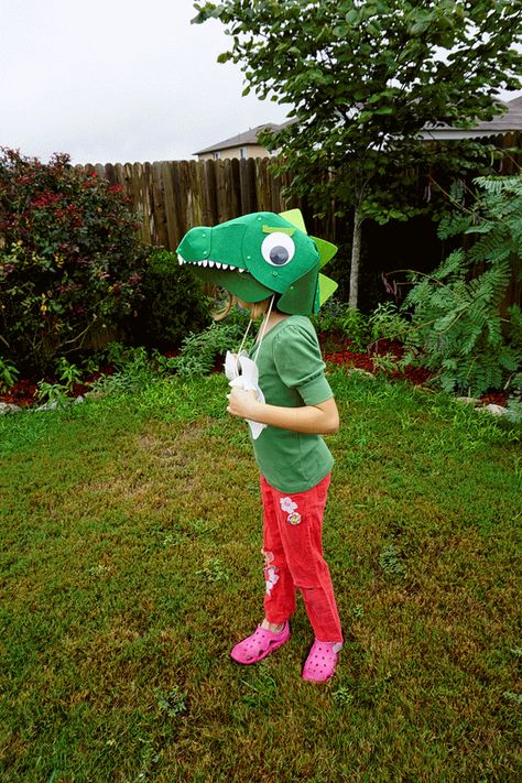 little girls wearing a chomping T Rex head costume - how to make a DIY dinosaur head costume. #trex #dinosaur #dinosaurcostume #costume #costumes #halloween #halloweencostumes #kids #pretendplay #dressup Trex Costume Diy, T Rex Costume Diy, Stegosaurus Costume, Dinasour Costume, Trex Costume, Diy Dinosaur Costume, Kids Dinosaur Costume, Dinosaur Halloween Costume, T Rex Toys