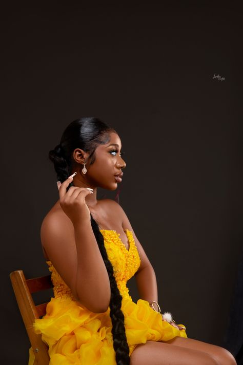 Yellow Theme Photoshoot, Yellow Backdrop Photoshoot, Yellow Photoshoot, Birthday 21, Beautiful Photoshoot Ideas, Studio Poses, Birthday Shoot, Yellow Theme, African Wear Dresses