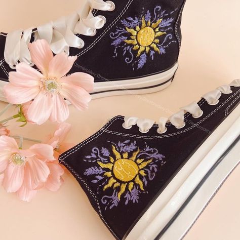 Rapunzel Themed Shoes, Custom High Top Shoes, Custom Converse Embroidery, Disney Themed Shoes, Embroid Converse, Painting On Black Shoes Ideas, Embroidery Designs For Shoes, Tangled Shoes Painted, Prom Shoes Converse