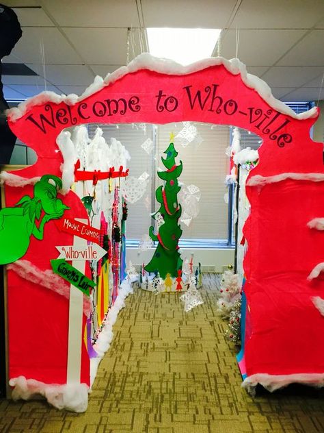 Welcome to who-ville. Natal, Christmas Desk Decorations, Whoville Christmas Decorations, Christmas Cubicle Decorations, Grinch Decorations, Grinch Christmas Party, Whoville Christmas, Grinch Party, Grinch Christmas Decorations