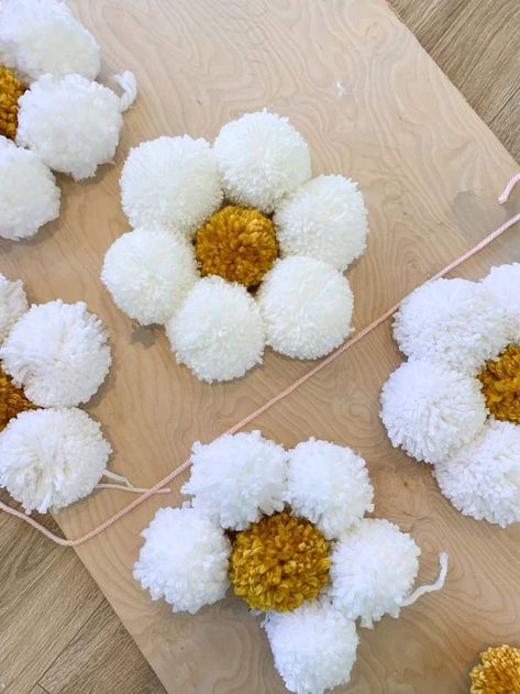 Diy Daisy Wall Decor, Diy Daisy Decorations, Diy Daisy Party Decorations, Daisy Boho Party, Pom Pom Daisy Diy, Pom Pom Wall Decor, Daisy Boho Nursery, Daisy Birthday Party Ideas, Daisy Classroom