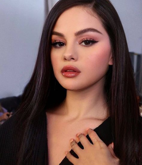 Maquillaje Selena Gomez, Selena Gomez Makeup, Pageant Makeup, Round Face Makeup, Selena Gomez Cute, Selena Gomez Hot, Selena Gomez Photos, Selena G, Edgy Makeup