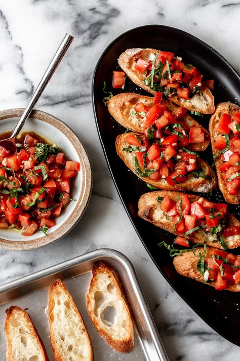 Bruschetta, Clean Eating Snacks, Bruschetta Recipes, Bruchetta Recipe, Fest Mad, Italian Appetizers, Deilig Mat, Cozy Night, Cocktail Rings