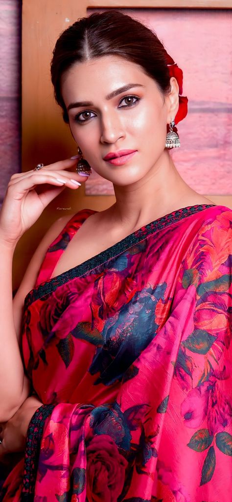 Bollywood actress kriti red saree Kriti Sanon Saree, Bollywood Makeup, Kriti Sanan, Katrina Kaif Hot Pics, Bridal Hair Buns, Kriti Sanon, Red Saree, Beautiful Smile Women, Most Beautiful Faces